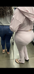 Mãe latina ensinando rito à filha