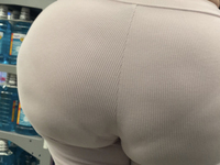 Mãe latina ensinando rito à filha