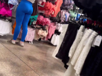 Magrinha com a bunda avantajada