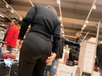 PAWG gordinha de legging se curvando e mostrando aquela bund