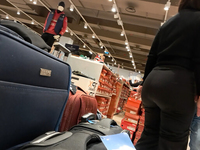 PAWG gordinha de legging se curvando e mostrando aquela bund