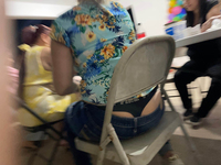 Uma tia latina acidentalmente revelou sua calcinha fio denta