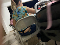 Uma tia latina acidentalmente revelou sua calcinha fio denta