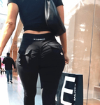 Asiática magra e sexy com bunda grande usando leggings BBL