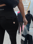 Asiática magra e sexy com bunda grande usando leggings BBL
