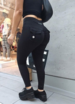Asiática magra e sexy com bunda grande usando leggings BBL
