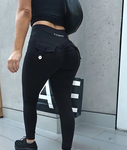 Asiática magra e sexy com bunda grande usando leggings BBL