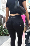 Asiática magra e sexy com bunda grande usando leggings BBL