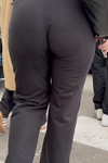 Bunda enorme e fenomenal de mulher de calça boca de sino