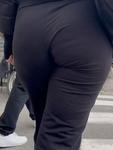 Bunda enorme e fenomenal de mulher de calça boca de sino