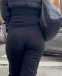 Bunda enorme e fenomenal de mulher de calça boca de sino
