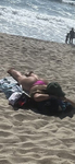 Garota de biquíni fio dental rosa tomando sol em Orange Coun