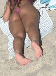 Garota de biquíni fio dental rosa tomando sol em Orange Coun