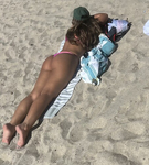 Garota de biquíni fio dental rosa tomando sol em Orange Coun