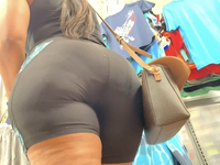 Latina de bunda grande decide exibir suas grandes nádegas no