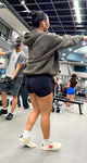 Linda garota asiática de academia com uma bunda gostosa em s