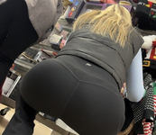 Loira madura e linda em foto de agachamento