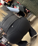 Loira madura e linda em foto de agachamento