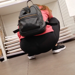 Milf agacha para mostrar sua calcinha fio dental sexy