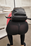 Milf agacha para mostrar sua calcinha fio dental sexy