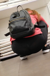 Milf agacha para mostrar sua calcinha fio dental sexy