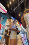 Ninfeta com o rabo engolindo a bermuda