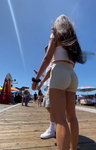 Ninfeta com o rabo engolindo a bermuda
