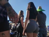 Ninfeta rabuda de shorts cinza