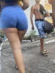 Peguei ela em duas bermudas diferentes mas o rabo é o mesmo