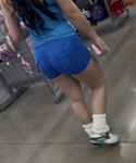 Deliciosa Raba em um shorts azul