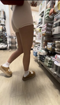 Vídeo de uma garota asiática de shorts rosa sem noção