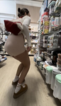 Vídeo de uma garota asiática de shorts rosa sem noção