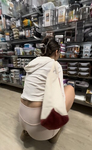 Vídeo de uma garota asiática de shorts rosa sem noção