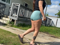 Vizinha latina sexy com meia-calça que deixa a virilha à mos