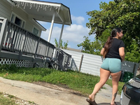 Vizinha latina sexy com meia-calça que deixa a virilha à mos