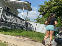 Vizinha latina sexy com meia-calça que deixa a virilha à mos