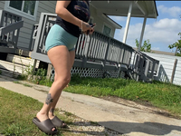 Vizinha latina sexy com meia-calça que deixa a virilha à mos