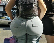 A bunda dela é surreal. Calça jeans com um bumbum enorme e r