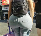 A bunda dela é surreal. Calça jeans com um bumbum enorme e r