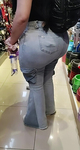 A bunda dela é surreal. Calça jeans com um bumbum enorme e r
