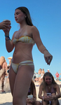 Bunda grande e redonda em loira de biquíni fio dental