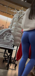 Bunda sexy de universitária em leggings azuis apertadas