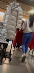 Bunda sexy de universitária em leggings azuis apertadas