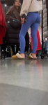 Bunda sexy de universitária em leggings azuis apertadas