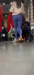 Bunda sexy de universitária em leggings azuis apertadas