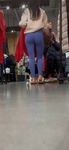 Bunda sexy de universitária em leggings azuis apertadas