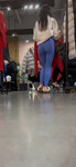 Bunda sexy de universitária em leggings azuis apertadas