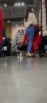 Bunda sexy de universitária em leggings azuis apertadas