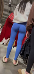 Bunda sexy de universitária em leggings azuis apertadas