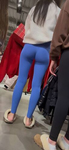Bunda sexy de universitária em leggings azuis apertadas